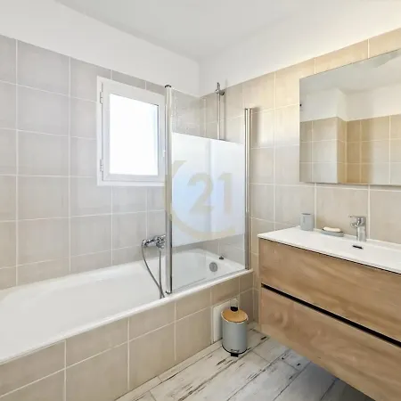 Apartment Saint-philippe T3 With Ocean View, Terrace, Within Walking Distance *